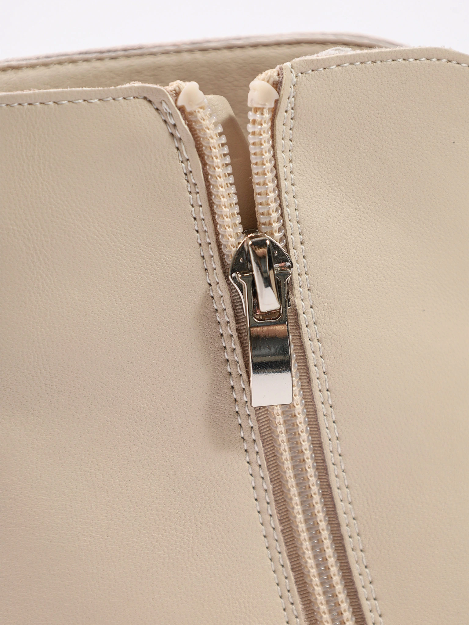 Ботинки светло-бежевого цвета с декоративным замком